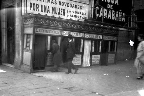Casetas numeradas de memorialistas con el nombre de «escribientes»