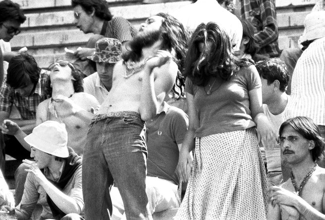 Una pareja baila en las gradas de la plaza de toros. Fotografía de Pep Rigol