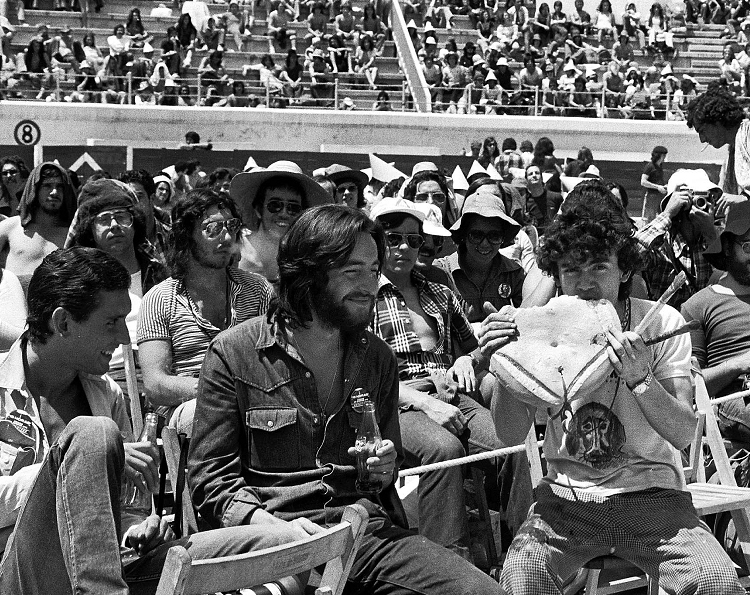 El público aguanta como puede el calor. Fotografía de Fede