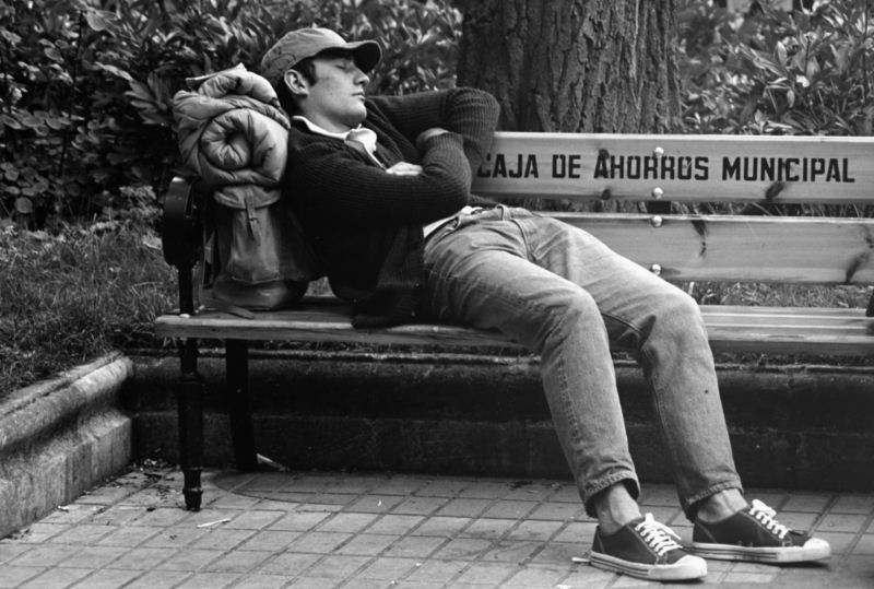 Un asistente al festival duerme como puede en la ciudad. Fotografía de Eliseo Vilafranca