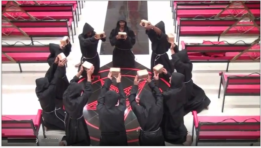 Adeptos a la iglesia satánica de Rizo en pleno ritual