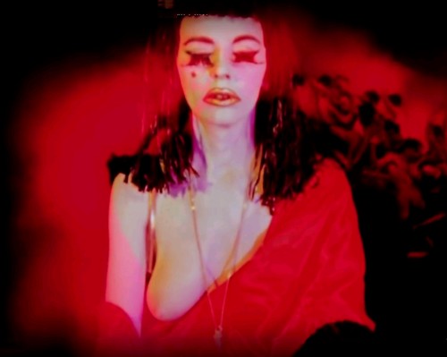 Una de las icónicas imágenes de Cameron como Mujer Escarlata en Inauguration of a Pleasure Dome de Kenneth Anger (1954)
