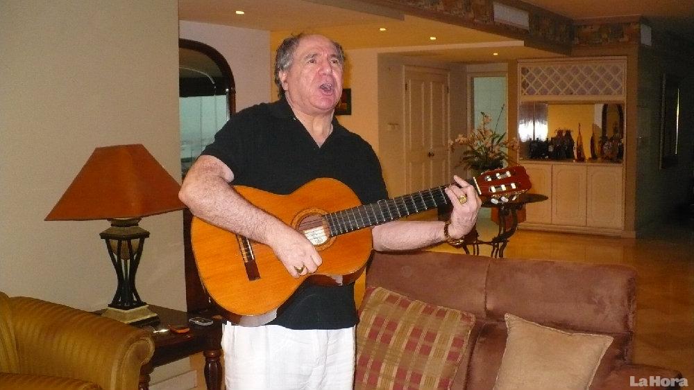 Ya en el exilio, sigue con su afición a la música