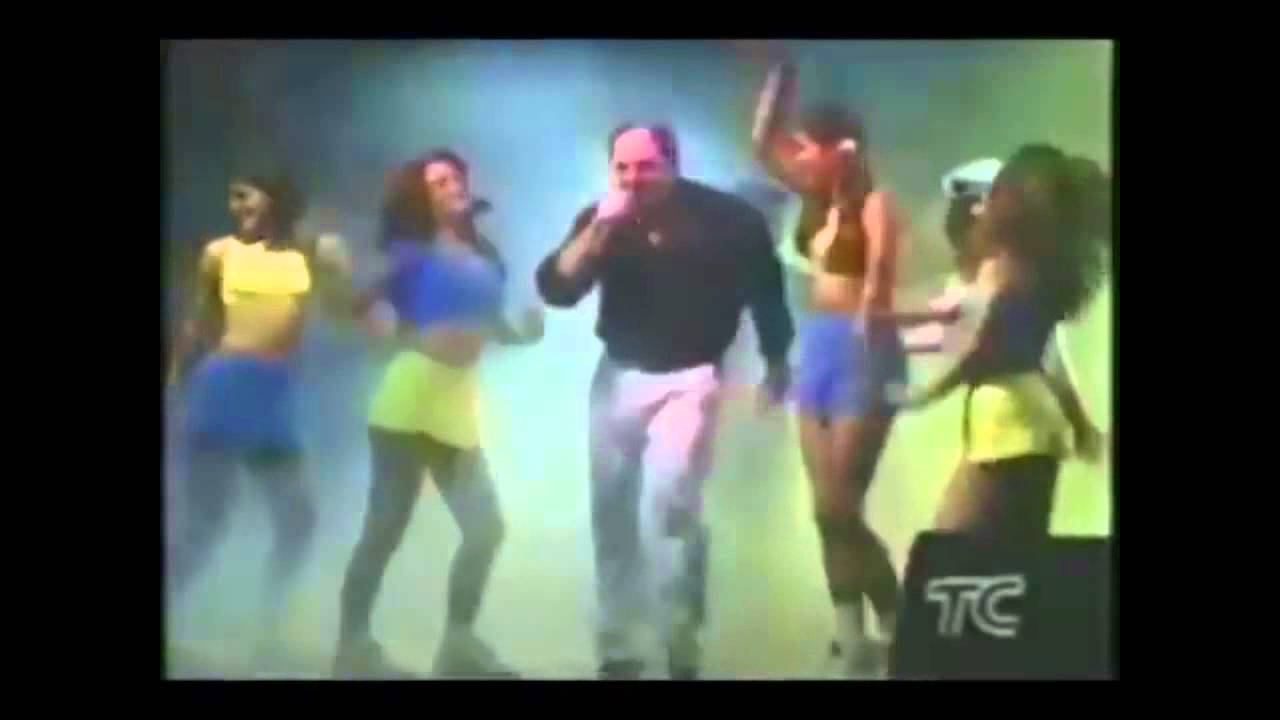 El presidente cantando en un programa de televisión