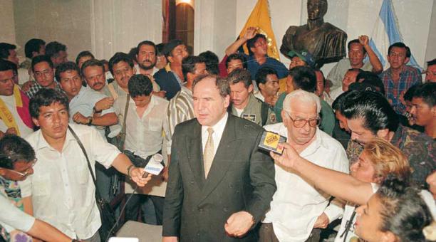 Rueda de prensa. Bucaram, furioso, denuncia un golpe de Estado