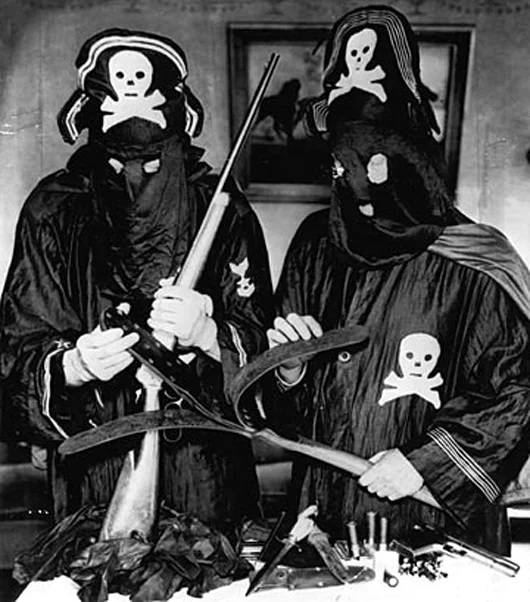 Dos miembros de la Legión Negra junto a las armas que utilizaban