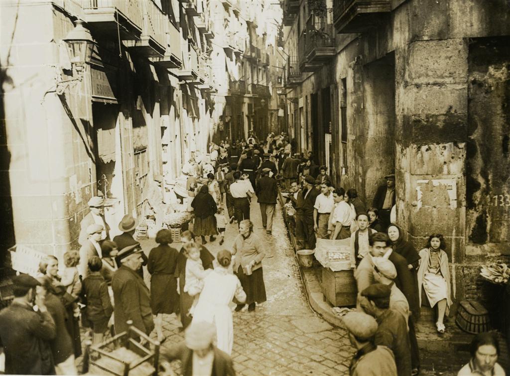 Mercado callejero en el barrio Chino de Barcelona. Fotografía de Josep Domínguez
