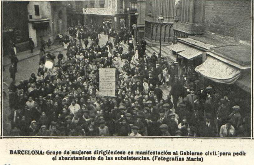 Manifestación de mujeres marchando al Gobierno Civil