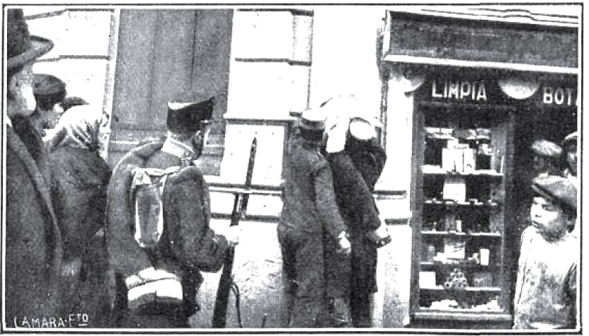 Agentes fijando el bando en el que se declara el estado de guerra