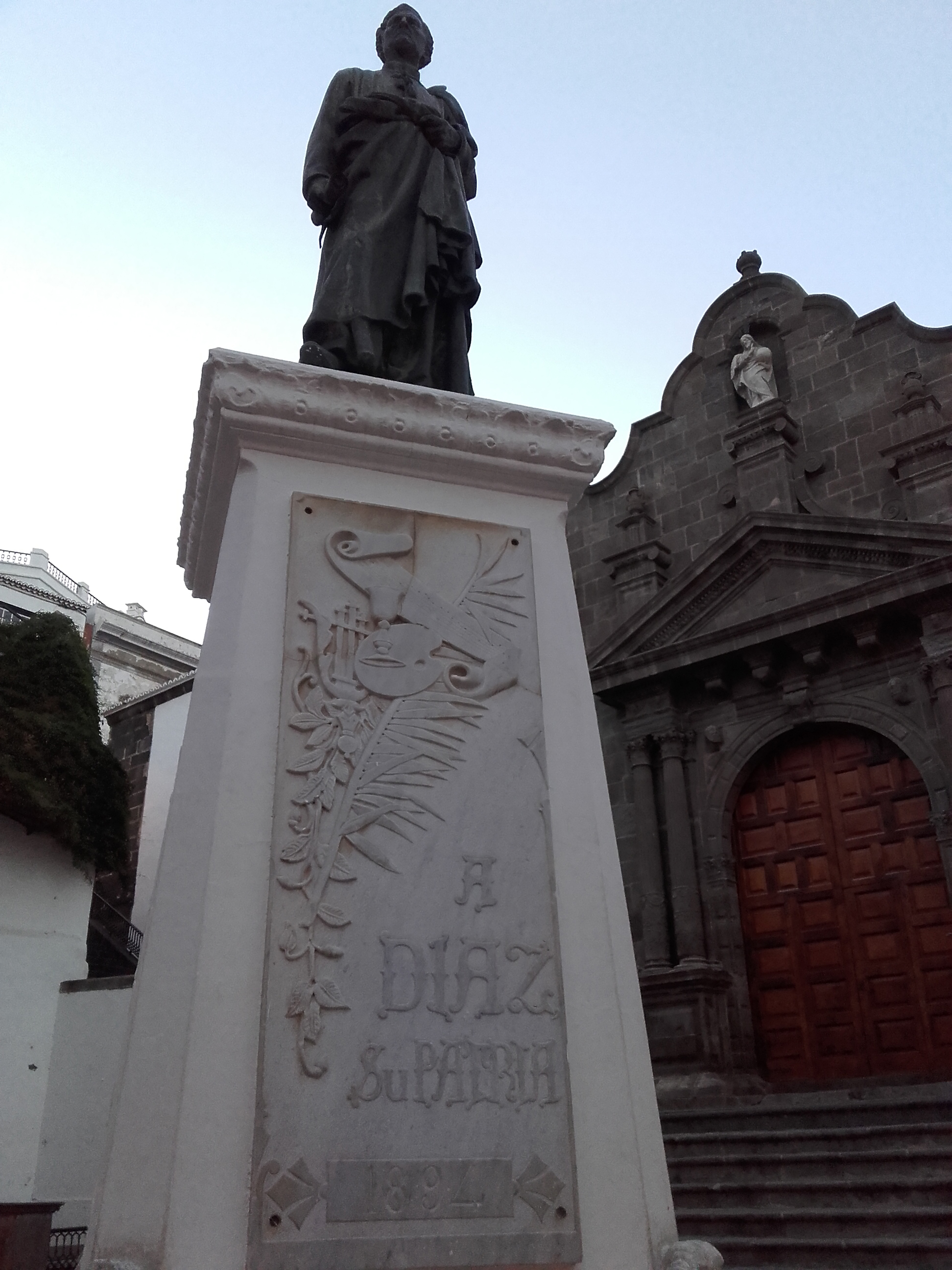 Escultura del padre Díaz frente a la que harán un homenaje