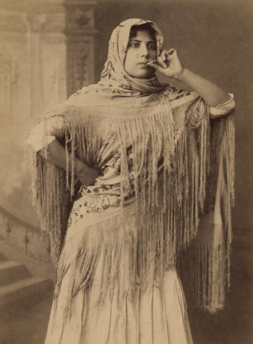 Cigarrera fumando (Anónimo, 1880)