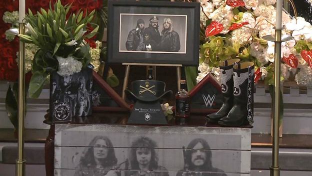 Altar en homenaje a Lemmy