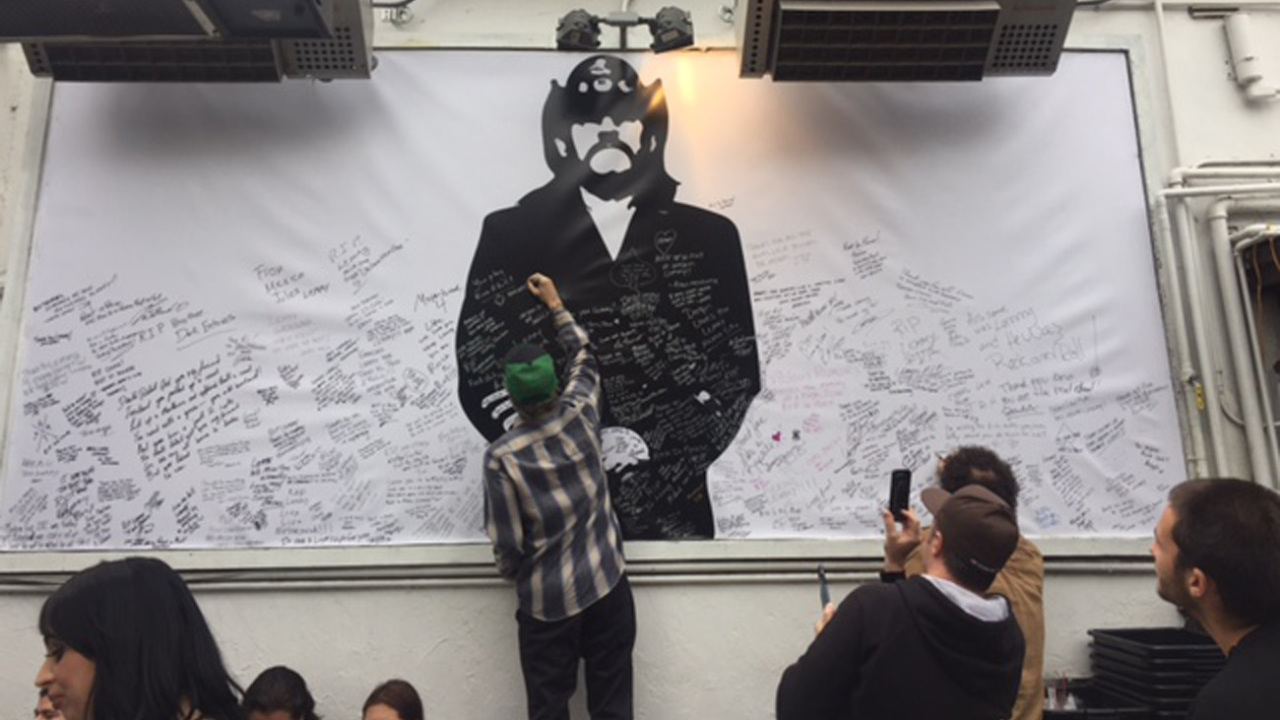 Los fans de Lemmy en el Rainbow de West Hollywood, Los Ángeles