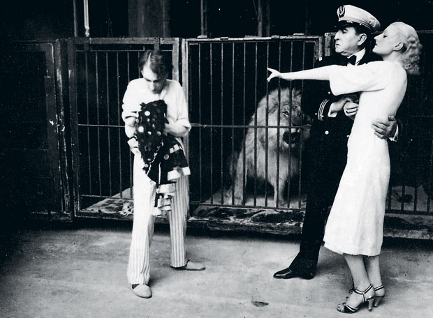 Marlène Grey junto a la jaula de fieras