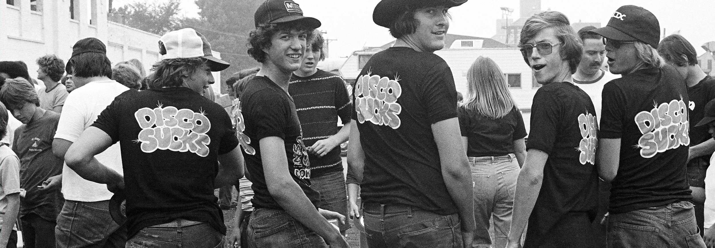 Activistas antidisco acudiendo al Disco Demolition Night