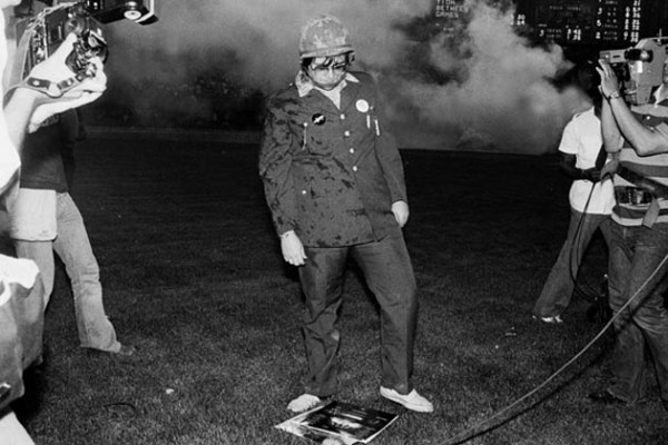 Dahl, vestido con ropa militar, tras la destrucción de la música disco