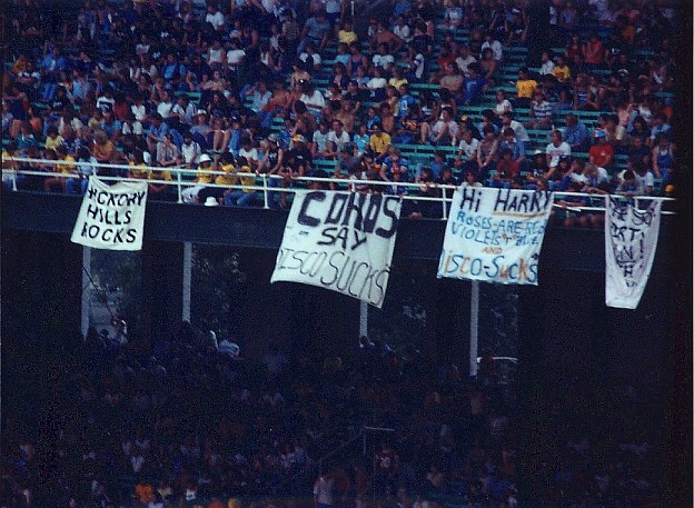Exhibición de pancartas antidisco en un estadio repleto