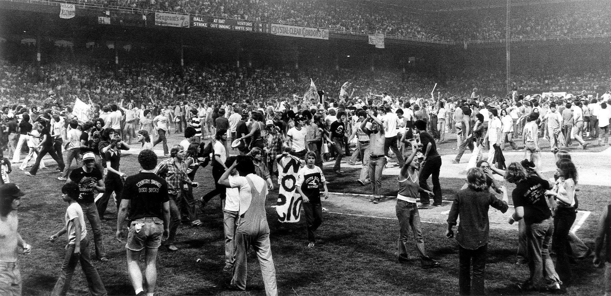 Los fans del rock invaden el terreno del estadio