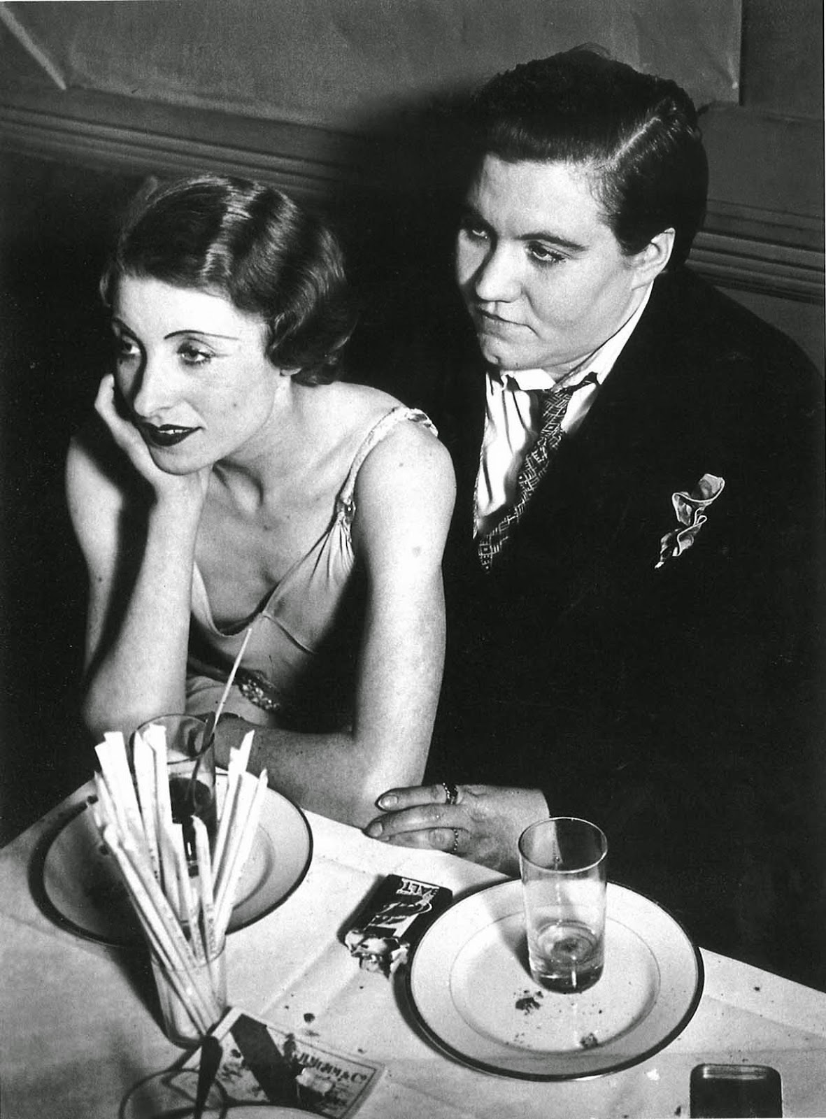 Violette Morris, a la derecha con traje oscuro, en El Monóculo