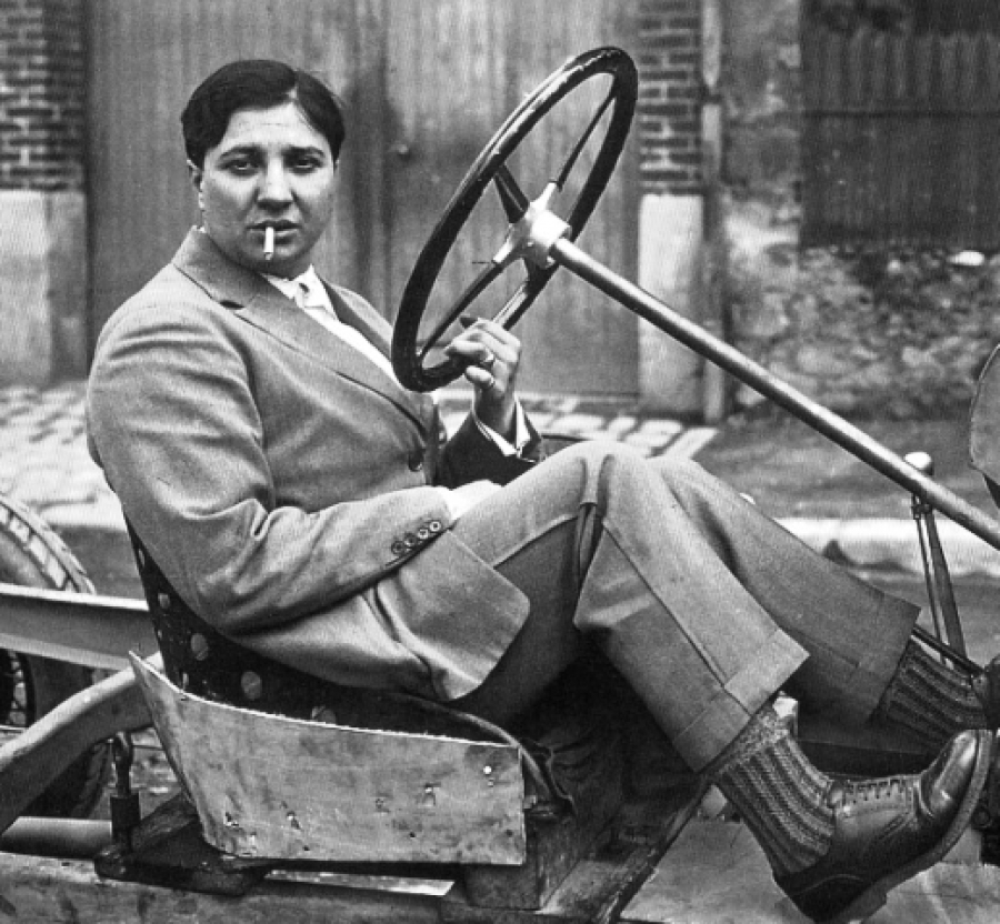 Morris como piloto de carreras