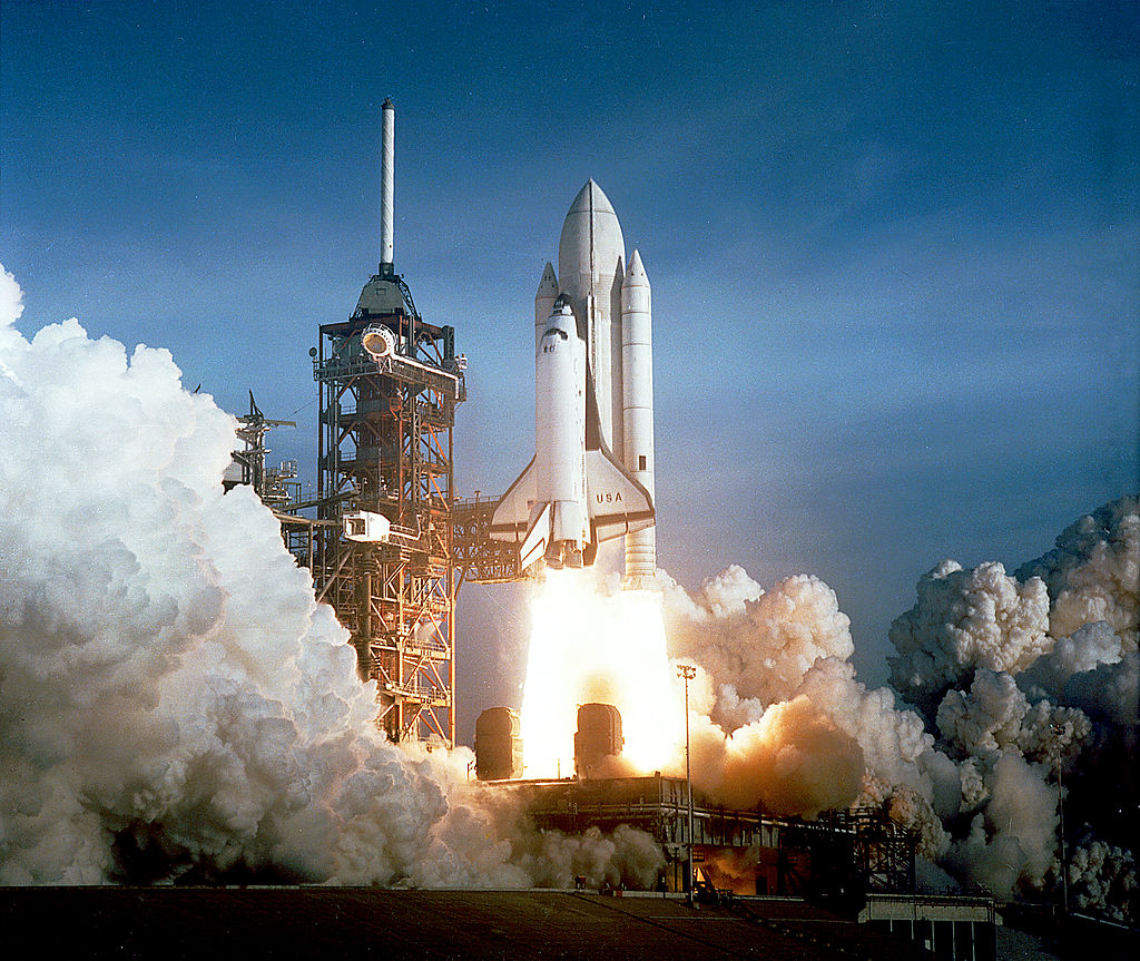 Primer lanzamiento del transbordador espacial Columbia en abril de 1981