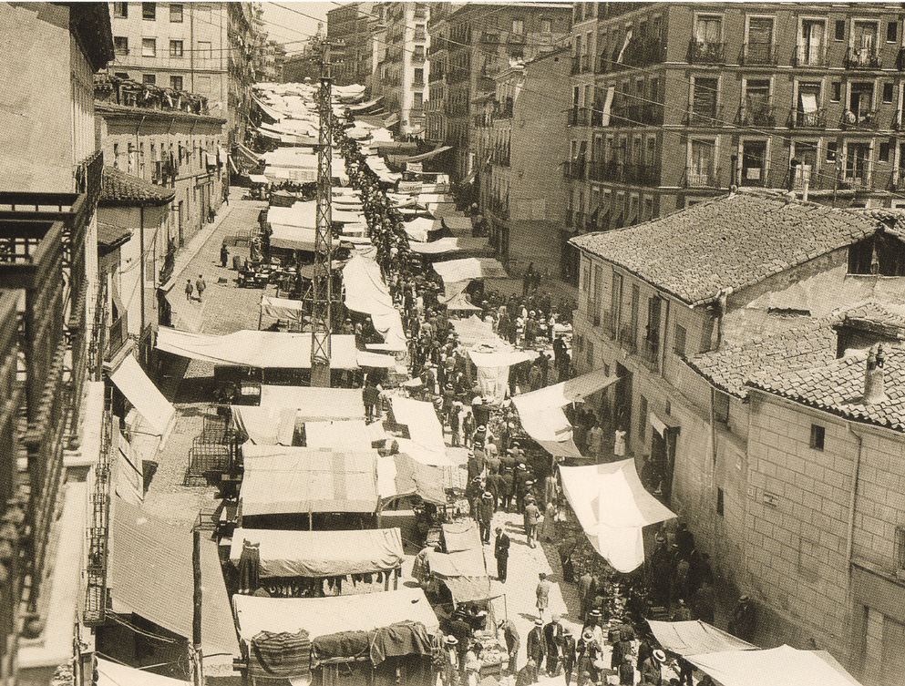 Ribera de Curtidores, en el barrio de Lavapiés, durante un domingo de rastro de 1900