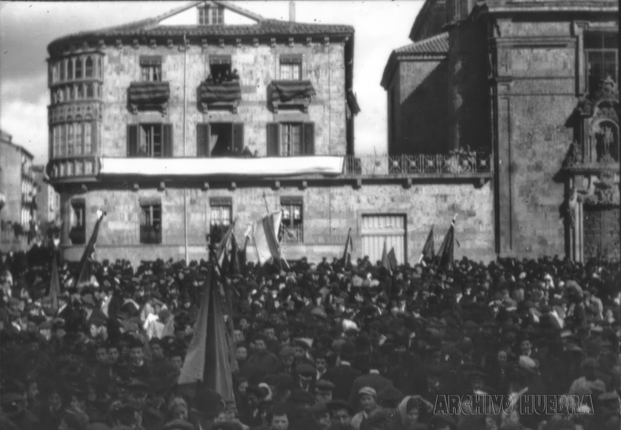 Estudiantes y obreros protestan en la plaza de Anaya de Salamanca. Fotografía de Luis G. de la Huebra
