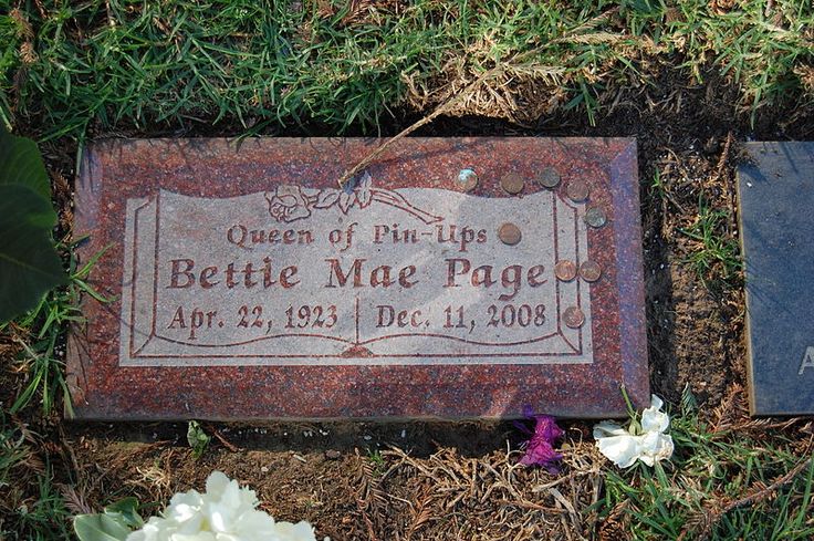 Lápida de Bettie Page en el cementerio de Westwood Village de Brentwood, California