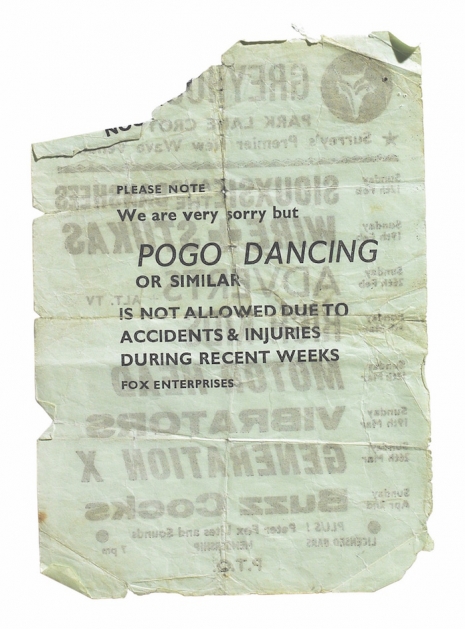 Advertencia en una entrada de un concierto de Vibrators y Generation X prohibiendo el baile del pogo. 