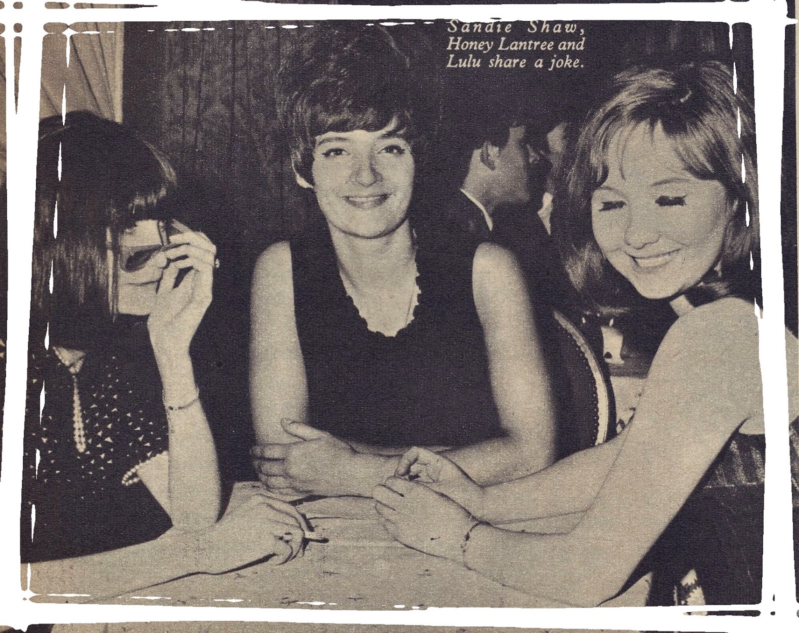 Lantree, en el centro, junto a dos amigas