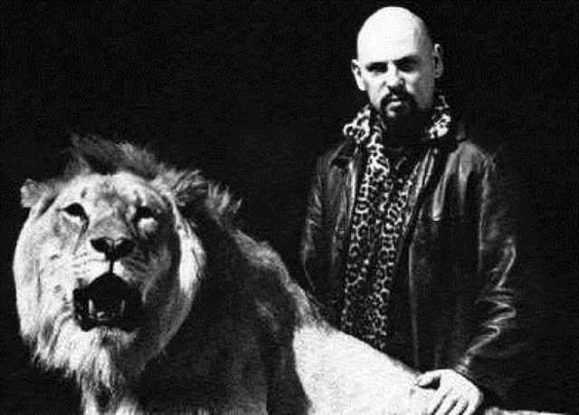 Anton La Vey junto a la leona con la que vivía