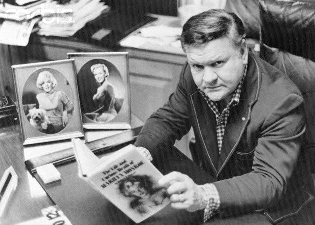 El escritor Robert Slatzer con un ejemplar de su famoso libro