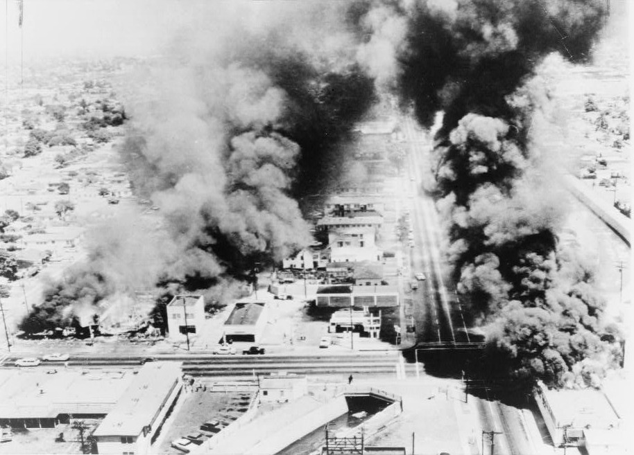 Aspecto aéreo del centro de Watts durante los disturbios
