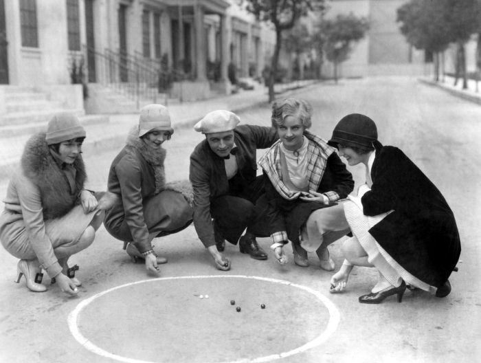 Brooks, la primera a la izquierda, con su imagen flapper en 1927