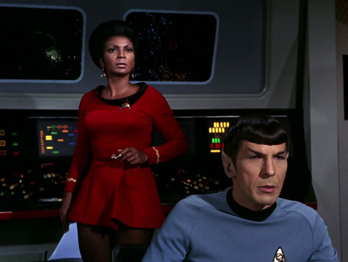 Uhura junto a Spock