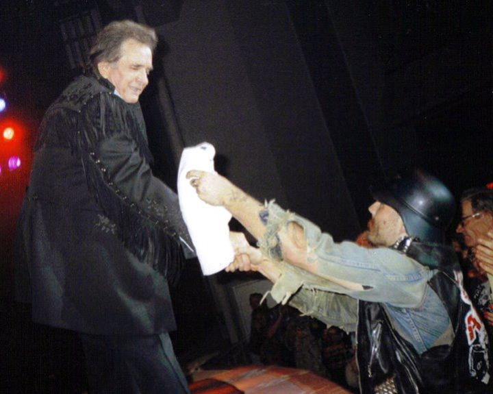 GG Allin entregándole una camiseta de su banda a Johnny Cash