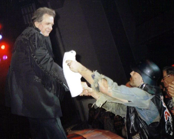 GG Allin entregándole una camiseta de su banda a Johnny Cash