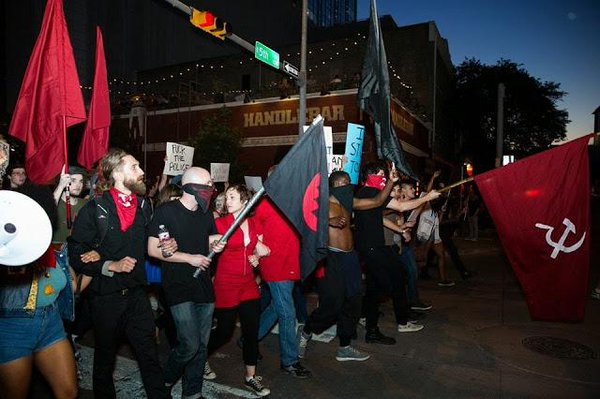 Los Red Guards en la cabecera de una manifestación antifascista