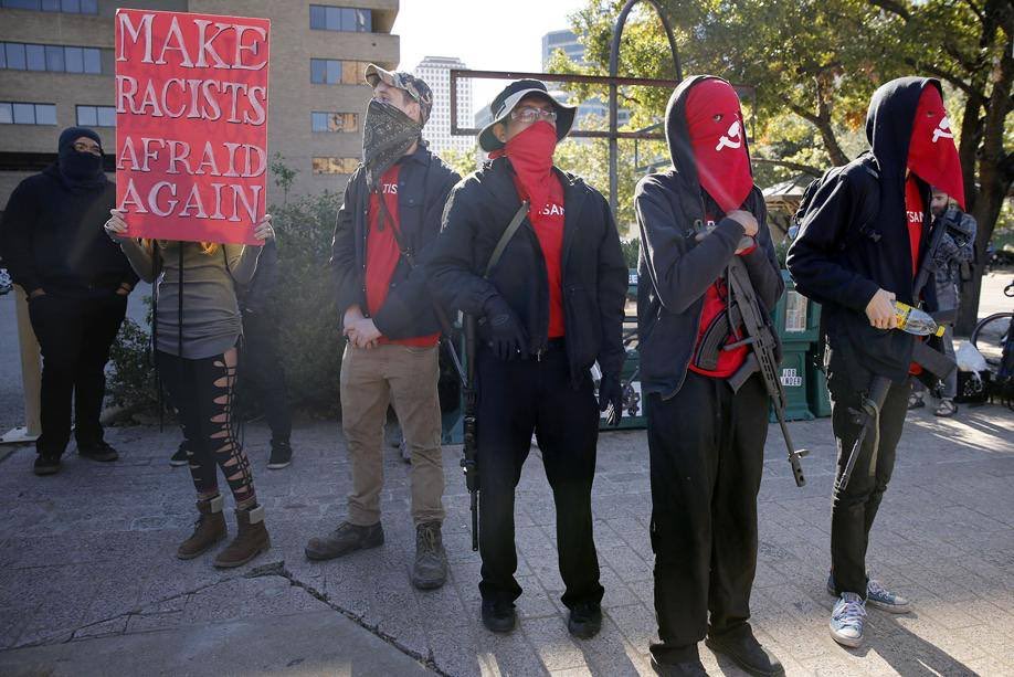 Miembros de los Red Guards armados el 19 de noviembre.