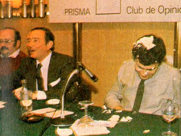 Instantes posteriores a la acción. Dragó, a la derecha, cubierto de pasteles. A la izquierda, Vázquez Montalbán