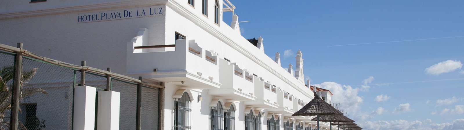 Fachada del Hotel Playa de la Luz