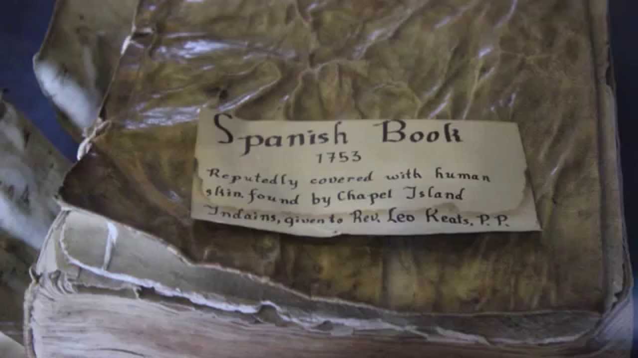Libro realizado con piel humana por indios en 1753
