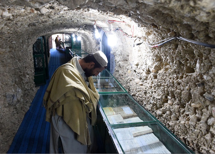 Ejemplares de el Corán en los túneles del cementerio subterráneo