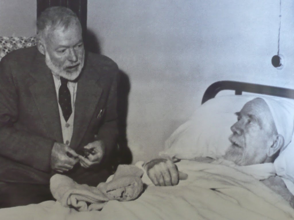 Hemingway junto a Baroja poco antes de fallecer