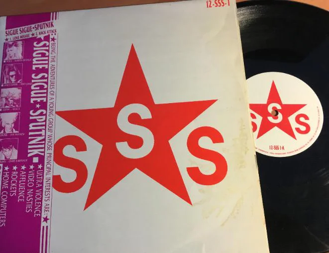 Single original de  Love Missile F-11  y el logo de la banda, las tres «S» y la estrella roja