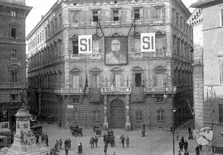 El mismo palacio, sede del partido de Mussolini, con otros carteles celebrando el «Sí»
