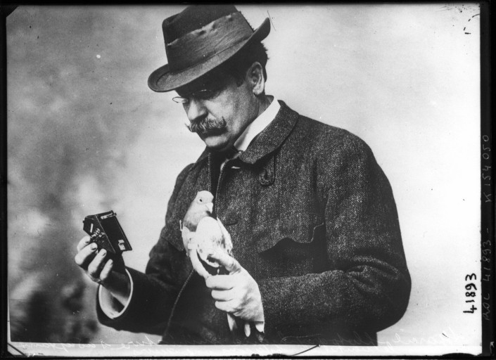 Julius Neubronner junto a su cámara y una de sus palomas en 1914