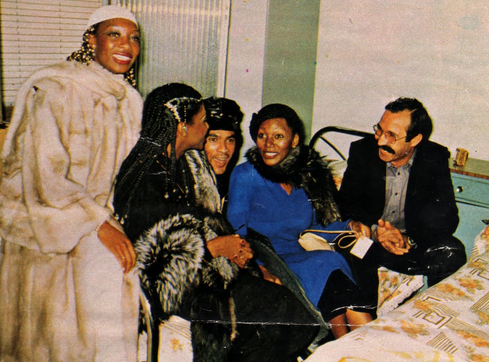 Boney M. al completo, en la habitación de El Lute durante su visita a la prisión de Alcalá de Henares. 