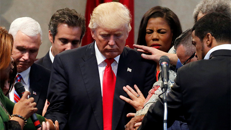 Instante en que Trump es exorcizado en Ohio