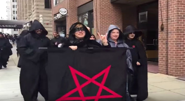 Miembros del Templo Satánico en la marcha contra Trump